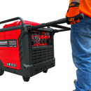 Trabajador con guantes van Beek empujando un generador inverter 9 KVA.