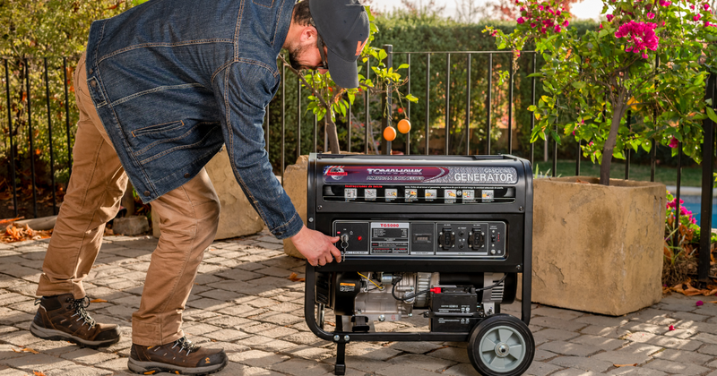 Hombre encendiendo un generador Tomahawk TG5000 en patio exterior; ejemplo visual para ilustrar ¿cuánto cuesta un generador eléctrico en Chile en 2025? según uso y potencia.