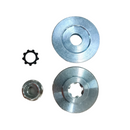 Arandela centradora y apreté Van Beek fijada de forma segura entre el cabezal de corte y el eje de transmisión de una desbrozadora semiprofesional Van Beek en un entorno de jardinería doméstica chilena.