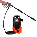 En esta imagen con fondo blanco PNG de aprecia el uso de una hidrolavadora de alta presión de 1400W modelo van Beek siendo utilizada por un hombre.