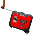 Hombre sujetando por las azas al Generador Eléctrico Inverter 5.0Kw TomaHawk.