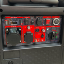 Panel de control del Generador Eléctrico Inverter 5.0Kw Tomahawk TG5500i, con múltiples tomas AC y DC, botón de encendido, indicador digital y selector de combustible.