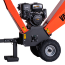 Fotografía de las ruedas de la chipeadora a gasolina 15 hp con fondo blanco.