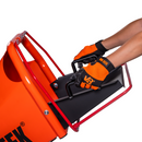 Trabajador van Beek con guantes profesionales naranjas empujando una Chipeadora en Santiago de Chile.