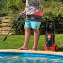 Fotografía de una hidrolavadora de 2200Wvan Beek de alta presión usada para llenar rápido una piscina en Santiago de Chile.