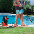 En la siguiente fotografía se puede aprecia el uso de la hidrojet de 1400W de alta presión modelo van Beek color naranja en una alberca de piscina en Santiago de Chile.