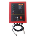 Un electricista chileno inspecciona un Tablero de Transferencia Automático (ATS) instalado en el sistema eléctrico de un edificio comercial, garantizando un rendimiento y confiabilidad óptimos.