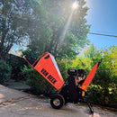 Otra foto en un jardín de la Chipeadora a gasolina de 7 HP modelo VAN BEEK color naranja en Santiago de Chile-