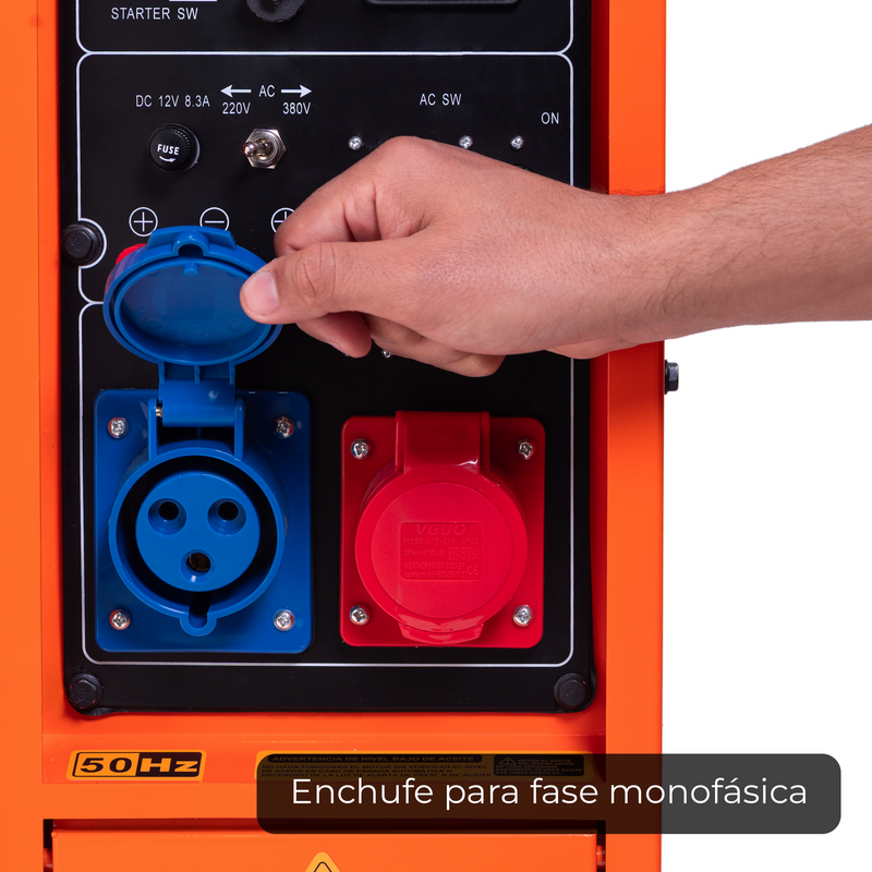 Mano abriendo el enchufe monofásico del generador diésel 9.0 kVA con ATS van Beek, apto para uso residencial y comercial.