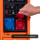 Mano manipulando el enchufe trifásico del generador diésel 9.0 kVA con ATS van Beek, compatible con conexión monofásica y trifásica.