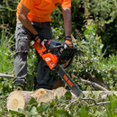 Persona usando motosierra a gasolina van Beek MSvB4500 de 18 pulgadas para cortar troncos en jardín o campo.