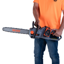 Persona usando motosierra eléctrica a batería van Beek para cortar madera, mostrando diseño ergonómico, potencia y seguridad en jardinería doméstica.