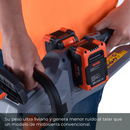 Detalle de las baterías duales de la motosierra eléctrica van Beek, diseño compacto y eficiente que reduce el ruido y el peso durante el corte.