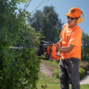 Jardinero cortando un arbusto con una cortasetos marca van Beek.