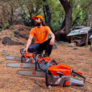 La Motosierra van Beek vB-50 en un entorno forestal, lista para enfrentar cualquier desafío de corte.