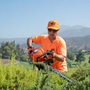 Trabajador cortando los setos con una cortasetos marca van Beek.