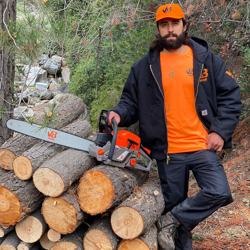 Fotografía de un trabajador van Beek posando con una Motosierra van Beek vB-60 encima de unos troncos de árboles cortados en Santiago de Chile.