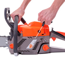 Detalle del motor de la Motosierra van Beek vB-50, mostrando su tecnología de vanguardia y alta potencia.