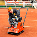 Trabajador de van Beek maniobrando una Placa compactadora.