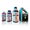 Foto de una variedad de aceites para motores van Beek en diferentes tamaños y formulaciones, sobre un fondo blanco.