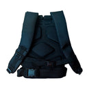 Un conjunto de amarras para nebulizador Guskiner GM1506E-Ama sujetando firmemente un nebulizador a un soporte de montaje en un entorno agrícola chileno