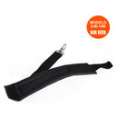 Un conjunto de amarras para mochila 3vB-14B-Ama sujetando firmemente una mochila a un armazón de mochila en un entorno al aire libre chileno.