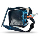 Un trabajador del paisajismo chileno lleva puesto un arnés de soporte para podadora de altura Van Beek vB270 y opera cómodamente la podadora mientras recorta setos altos en un entorno de paisajismo chileno.