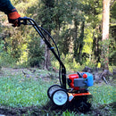 Cultivador mecánico van Beek de 2.6 HP trabajando en campo abierto para remover la tierra.