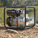 Motobomba de agua Tomahawk TW-2 a gasolina 2" de 6.5 HP en uso en exteriores, ideal para bombeo de agua en terrenos rurales y agrícolas.