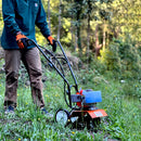 Motocultivador van Beek de 2.6 HP siendo utilizado para labores de jardinería en terreno con pasto.